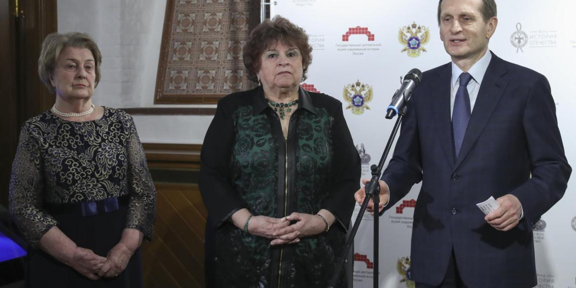 Людмила Нуйкина, Тамара Нетыкса, Сергей Нарышкин открывают выставку