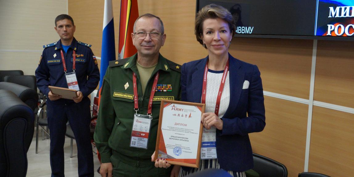 Начальник Военного института генерал-майор А.С. Коржевский вручает диплом