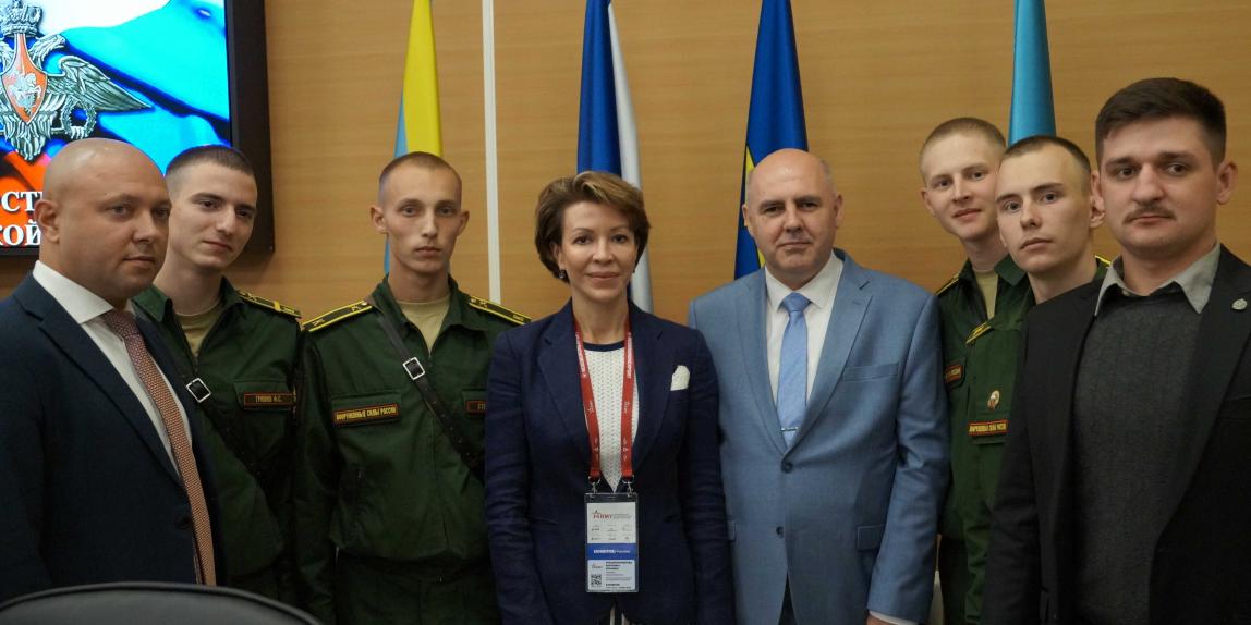 С преподавателями и курсантами Военного университета 