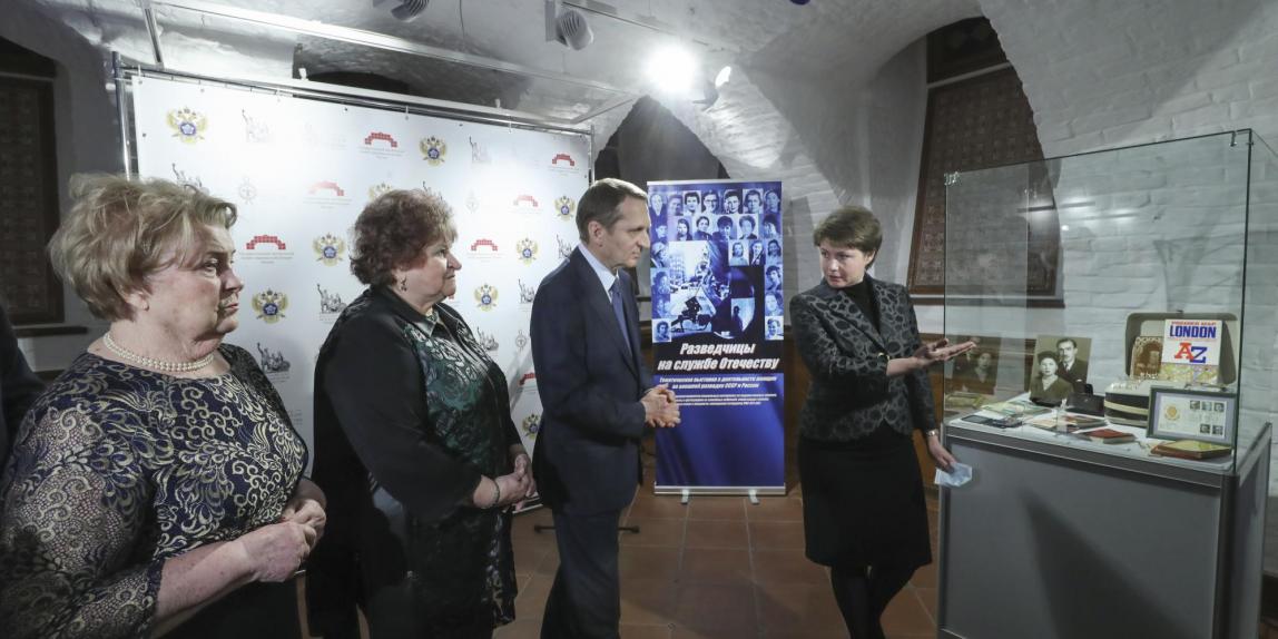 Осмотр выставки, директор Музея СВР Елена Барабанова