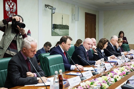 18 февраля в Совете Федерации состоялся круглый стол на тему «Правовая охрана конституционного строя и безопасности государства: современные подходы и международно-правовой опыт». На заседании с докладом выступила Вероника Крашенинникова